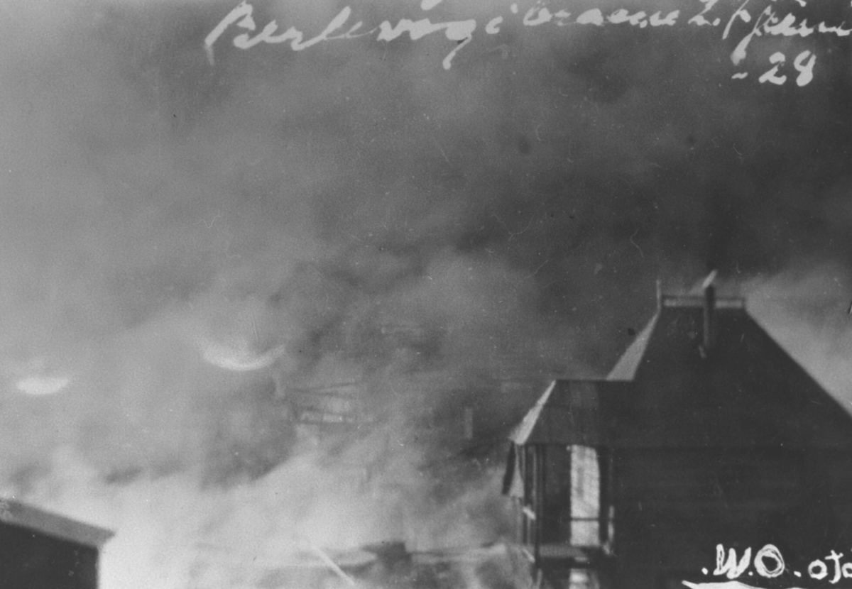 Berlevåg. Rykende brannruiner i været 27.juni 1928.