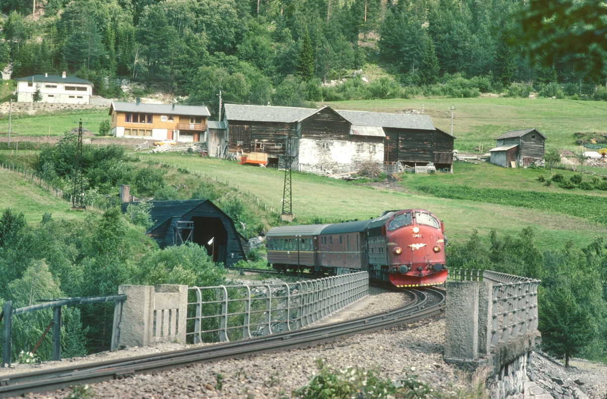 NSB persontog 353 Dombås - Åndalsnes med NSB dieselelektrisk lokomotiv Di 3 642 kjører over Kylling bru.
