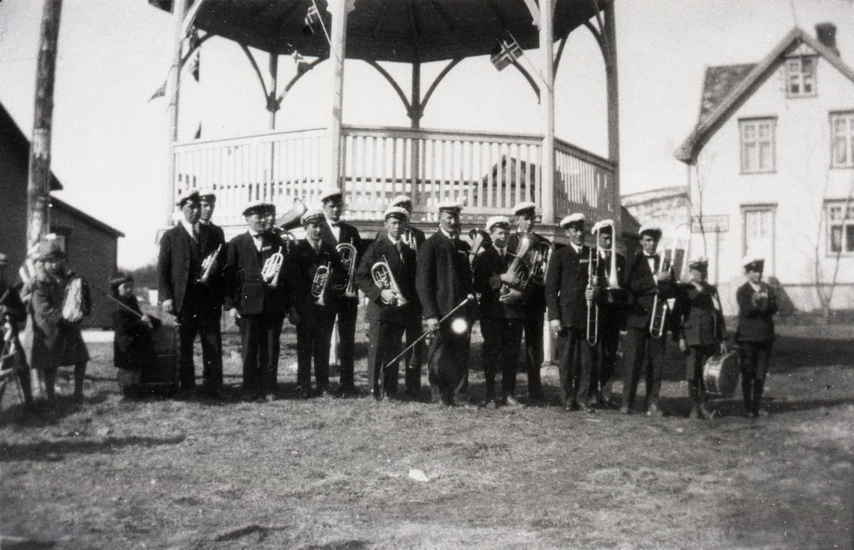 Sortland Musikkforening foran musikkpaviljongen på Sortland 17. mai 1927, repro
