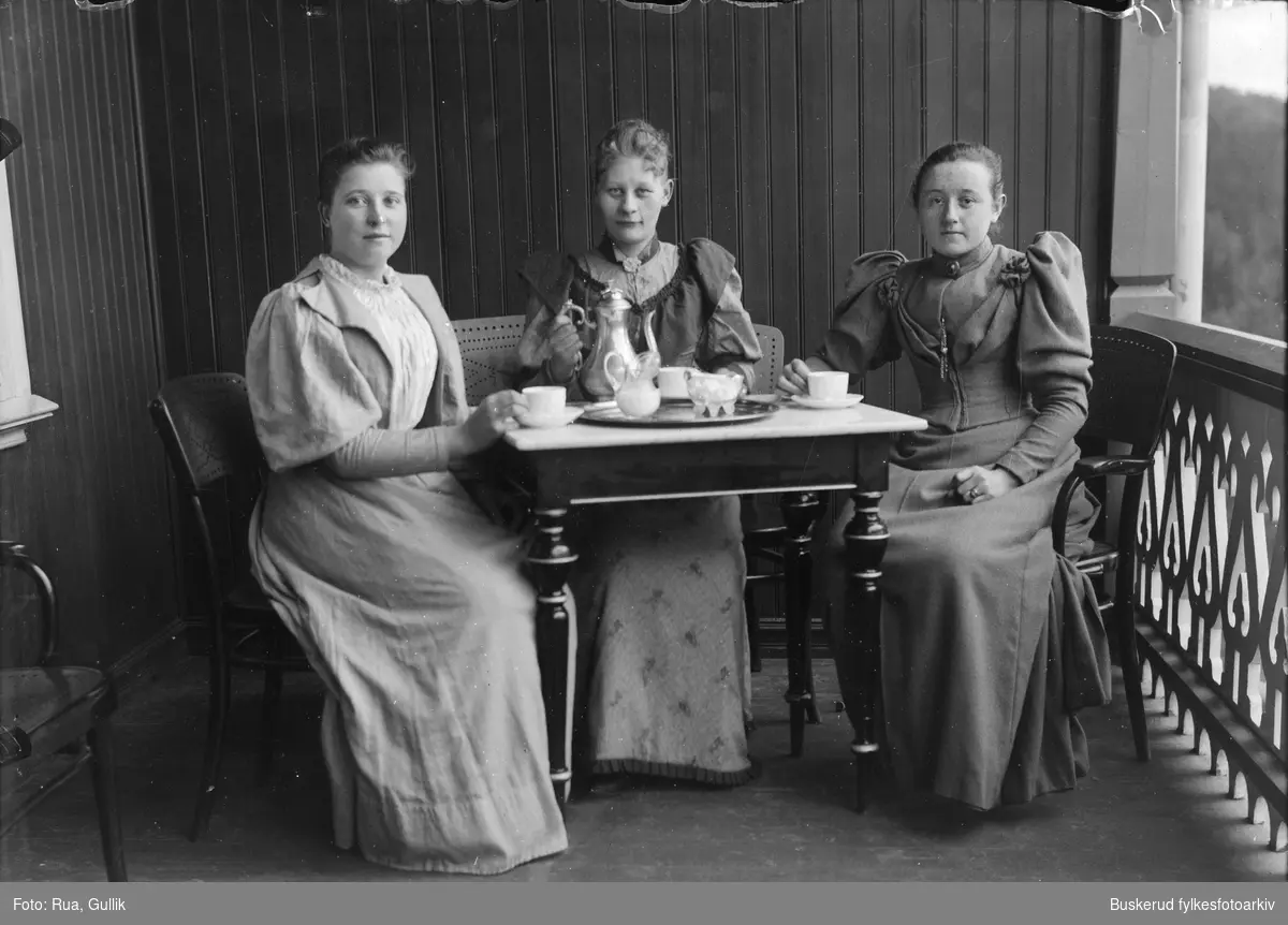 Gruppe med tre kvinner på en veranda