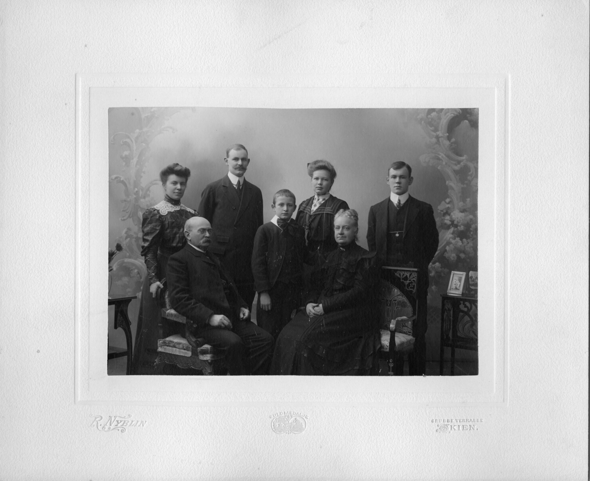 Fotoarkivet etter Gunnar Knudsen. Familieportrett. Bildet er tatt i 1904 eller 1906. Gunnar og Sofie med barna Louise (Lulli), Erik, Rolf, Margit (Maggit) og Christen (Kit).