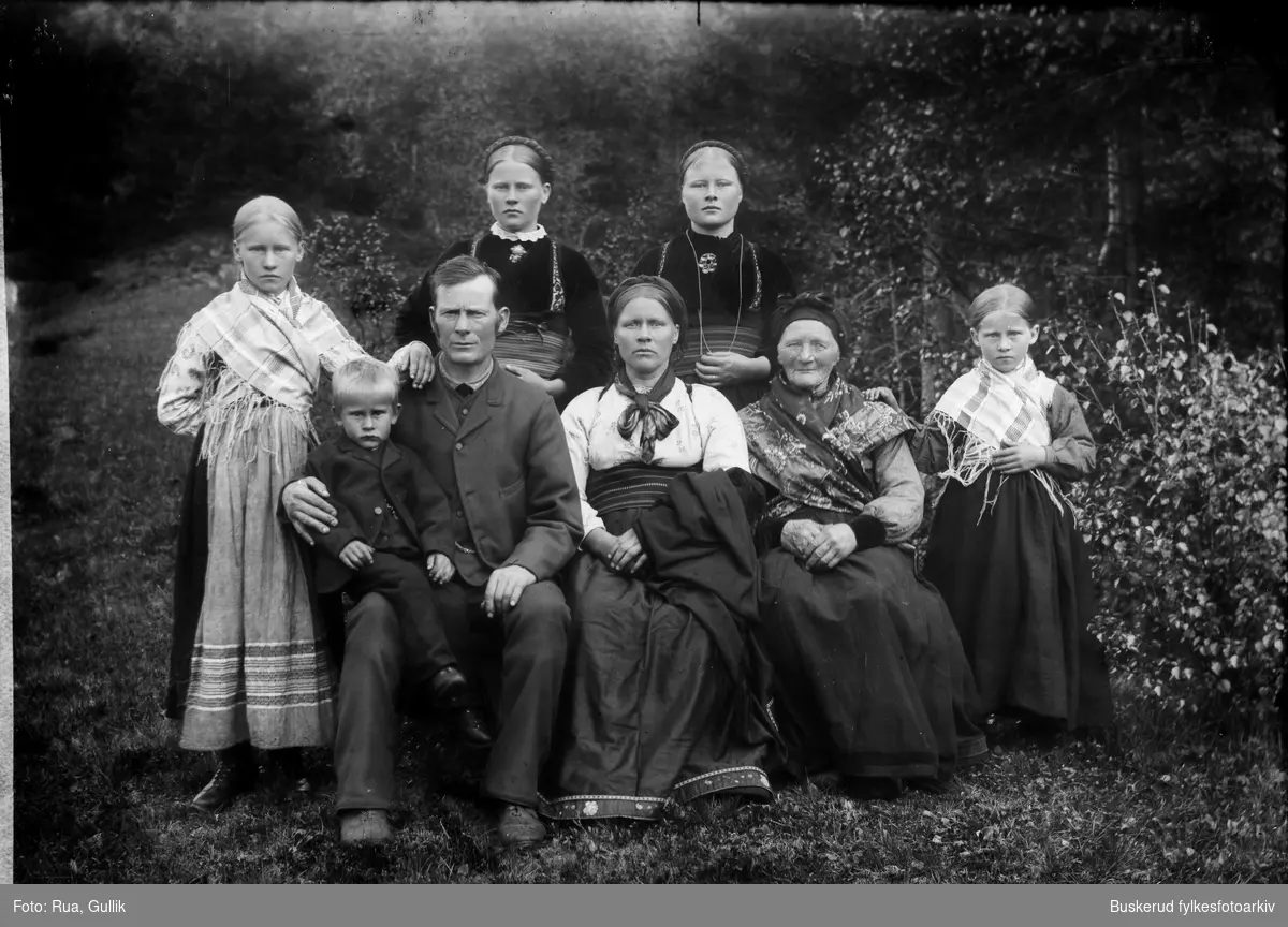 Ole Bekkhus med familie
Ole J Bekkhus (1852-1923) og kona Anne Torkelsd. Lia
(1854-1932) fra Numedal. Mor til Ole er Aslaug Åsen.
Barn:Aslaug 1877 , Ingebjørg (1882-1916) Margit (1885-1899) Bergit (1888-1921) Jon på fanget (1893-1971)