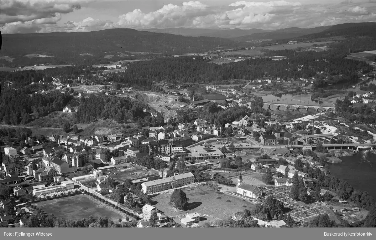 Øyaområdet ved Hønefossen, Rutebilstasjonen, Hønefoss bru, Fossveien, Kong Ringsgate, Kirkegaten, S. Torg
1953