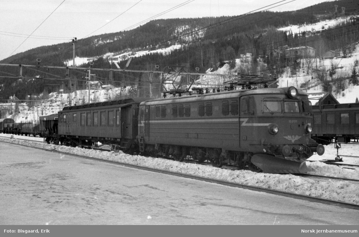 Elektrisk lokomotiv El 13 2135 foran lokalgodstoget på Ål stasjon