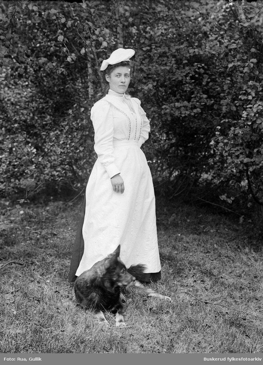 Gunhild Bjørnskås
 Hovin Telemark
Foto ca. 1900


Kvinneportrett med hund