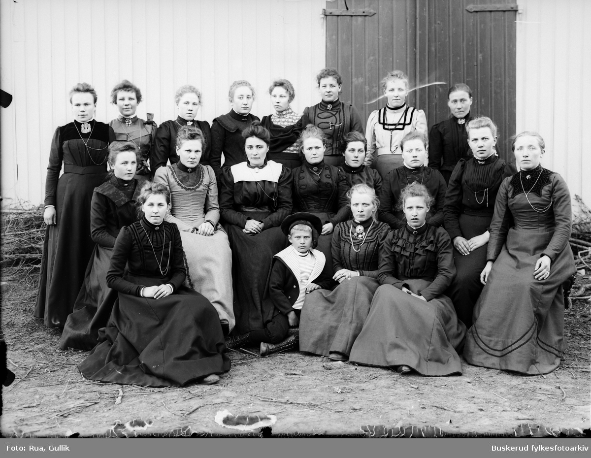 ungdomsgruppe av jenter på Sancousi
Bak til venstre: Thora Eilefsd. Vollan (1881-1968) Helt foran til venstre: Marit Gulliksd. Rua. (1879-1959) Foto 1900