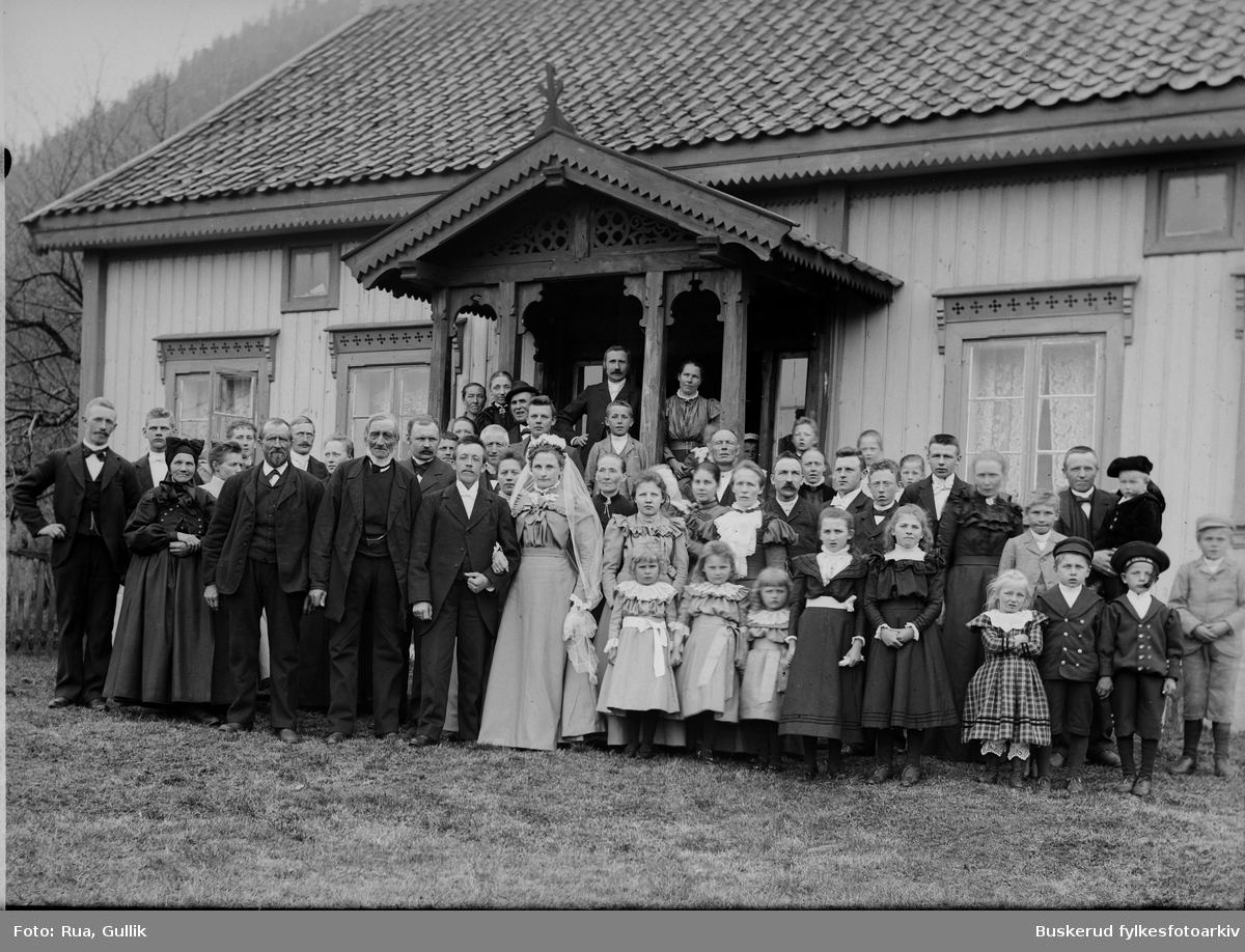 Brylluppet til Johan Lindbo og sin kone
Bildet er tatt på Myhra i Nedre Jondalen
1899
Konas navn er Anna Kristensd. Myhra