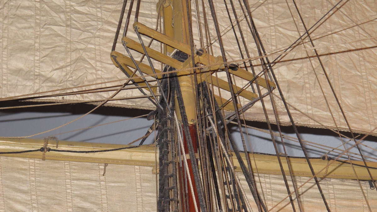 Undervisningsmodell av fregatten Josephine, fullriggad med segel, flagga och vimpel. Utan undervattenskropp.
Galjon förgylld sköld med hertigs krona. I skölden en stjärna och 1/10 1836. Svartmålad med vitt bälte. Undermaster och rår samt bogspröt är gulmålade. 12 metallkanoner, nr 8,9,10 saknas.
Modellen är tillverkad 1836 i Karlskrona som undervisningsmodell för matros-, kanonier- och artilleribåtsmanskorps vid exercisskolan. 1907 överfördes den till Modellsamlingarna i Stockholm. Undergick reparation och översyn 1909.
Tillhörande båtar:
Barkass, 16huggare, modell i ett stycke med inredning i skrov, vitmålad med brun reling. Längd överallt 810 mm.
Låringsbåtar, 2 st tiohuggare, bordlagda på spant, kravell, med inredning, roder med rorkult. 10 st åror, 2 st båtshakar. Längd 610 mm.