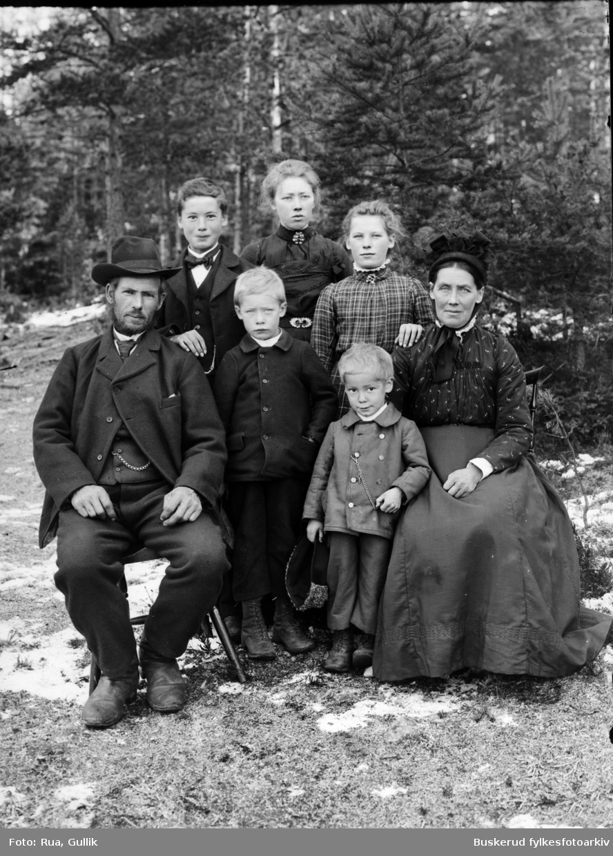 Ole Lofthus familien
1902
Ole K.Aasen (Lofthus) gift med Kari Høljesd. Løkemoen med barn.
Jondalen