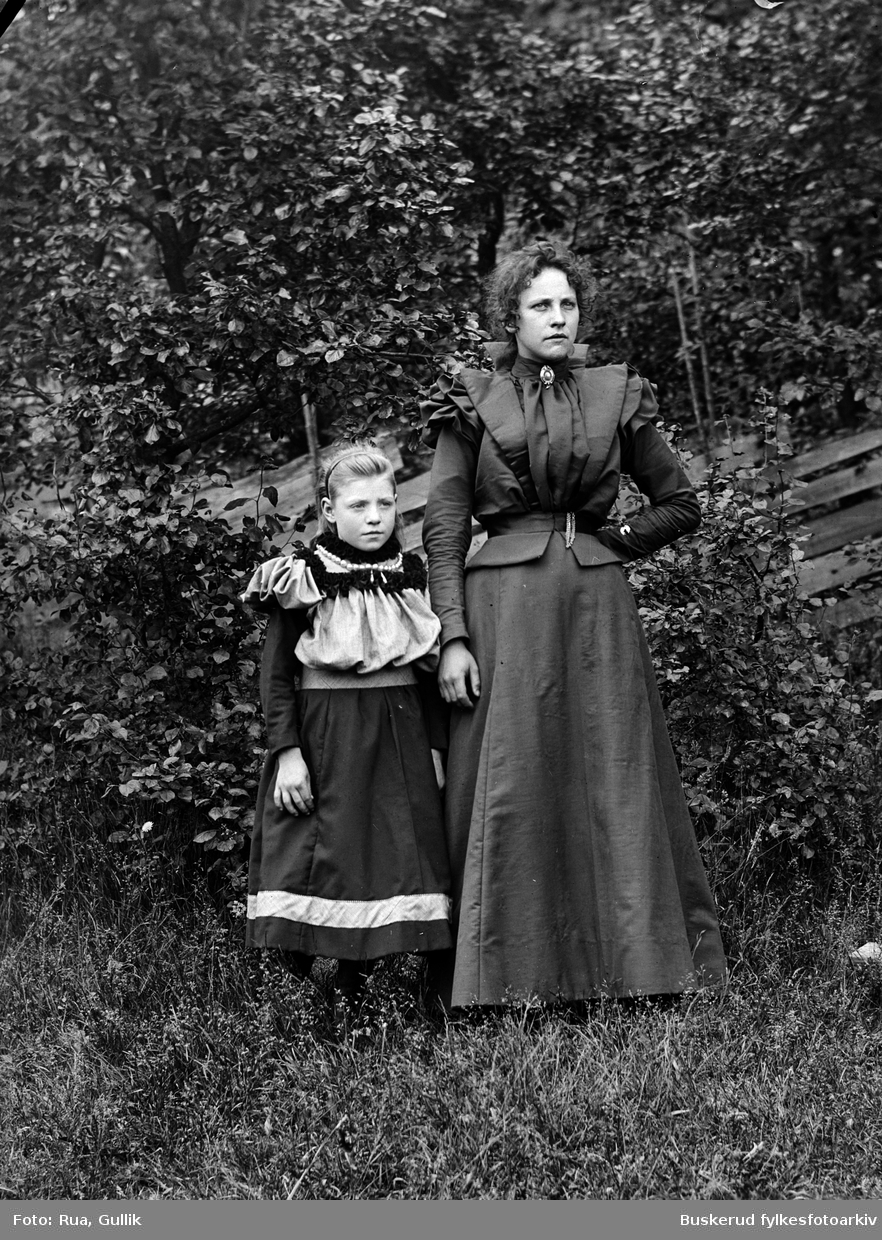 Inga Johannesen Brokke og Borghild Brokke.
Eiker 1898