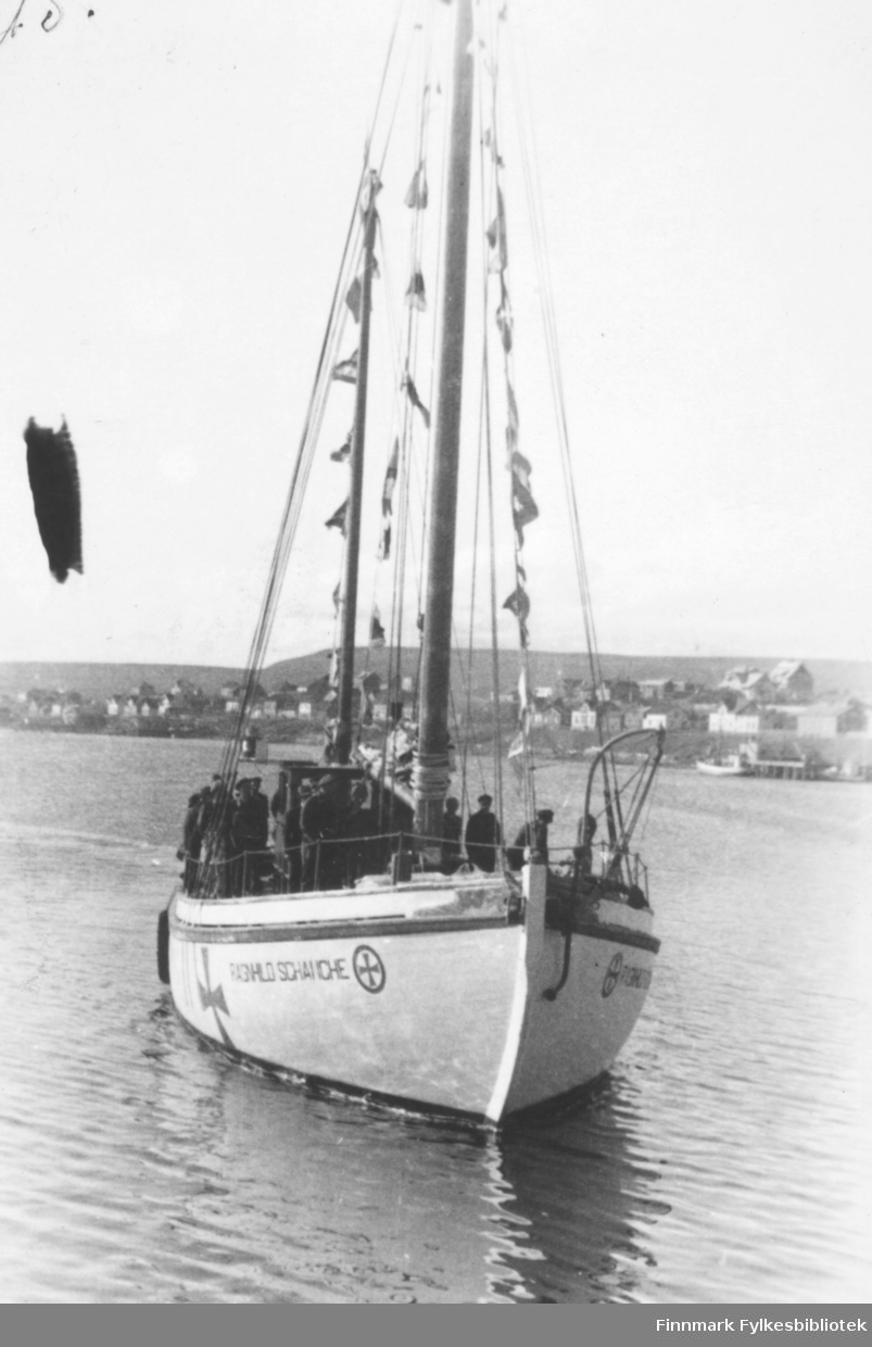 Bildet viser: Fra kronprins Olav's besøk sommeren 1945. Redningsskjøyta Ranghild Schanche på havna i Vadsø.