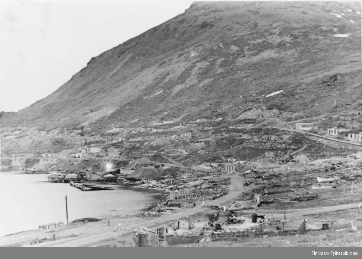 Honningsvåg etter krigen. Byen ble totalskadet. Kirka var det eneste ...