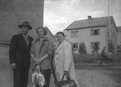 Mikkel og Marine Smuk fotografert sammen med Marines mor, Ka