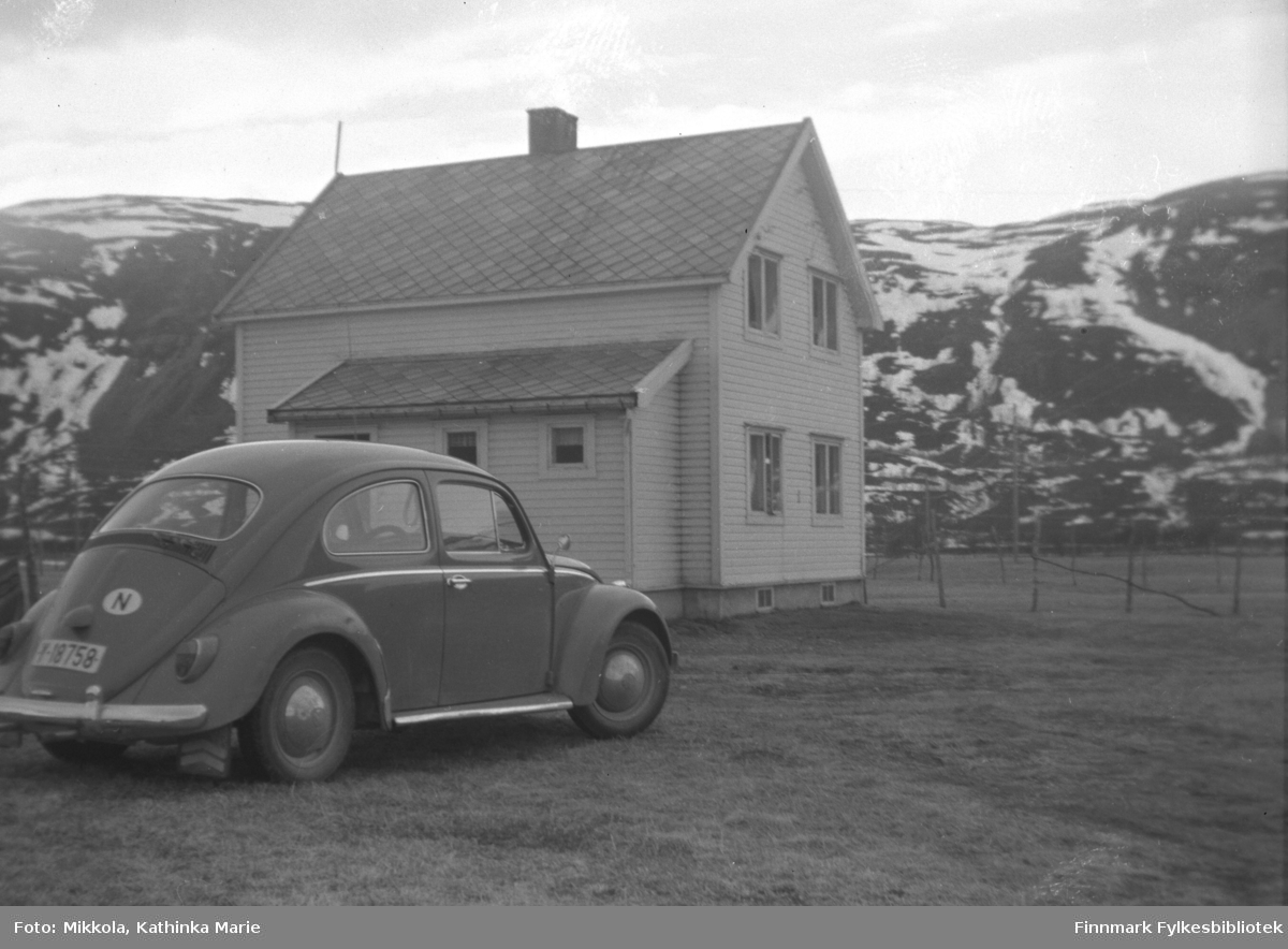 Folkevognboble med registrering Y-18758 parkert utenfor Bonakas bedehus 11. og 12. julie 1953.  Formannsmøte for helselagene i Finnmark.