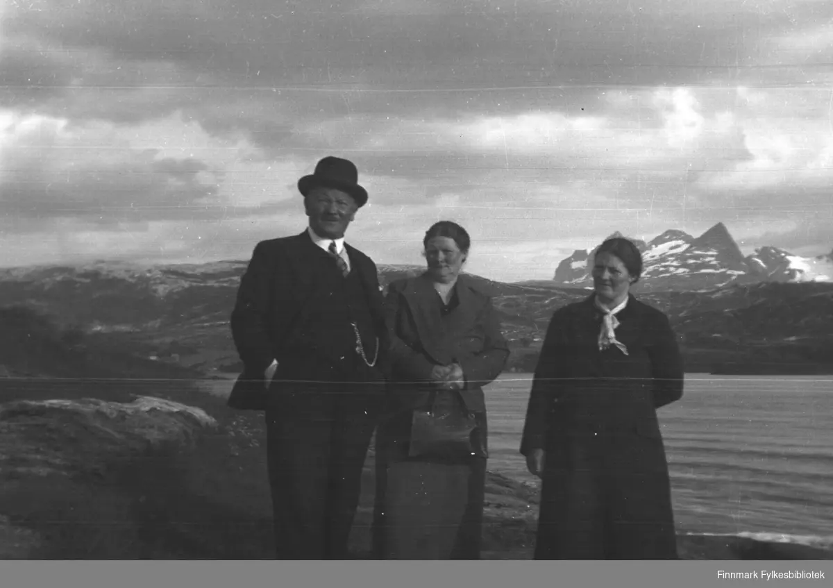 Ekteparet Mikkola på reise i Nordland. Fra venstre: Aksel Konrad og Kathinka Mikkola, Hanna Kvandal. Hanna og Kathinka var søstre. Bildet er kanskje tatt i nærheten av Saltstraumen