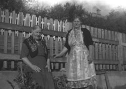 Ida Angel (til venstre) og en ukjent kvinne i en hage. Bilde