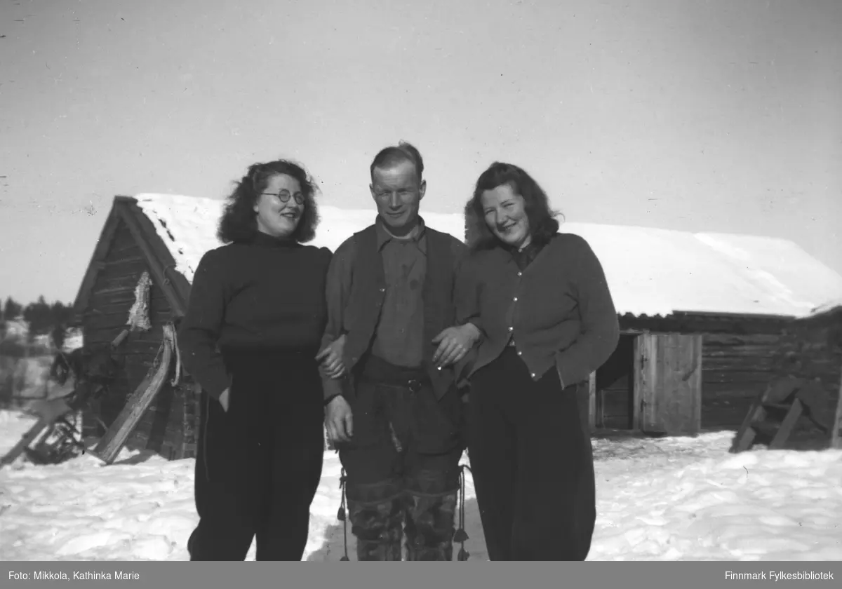 Pakanajoki, ca. 1937? Fra venstre: Ingrid Mikkola, Frans Aksel Labahå, Kari Mikkola