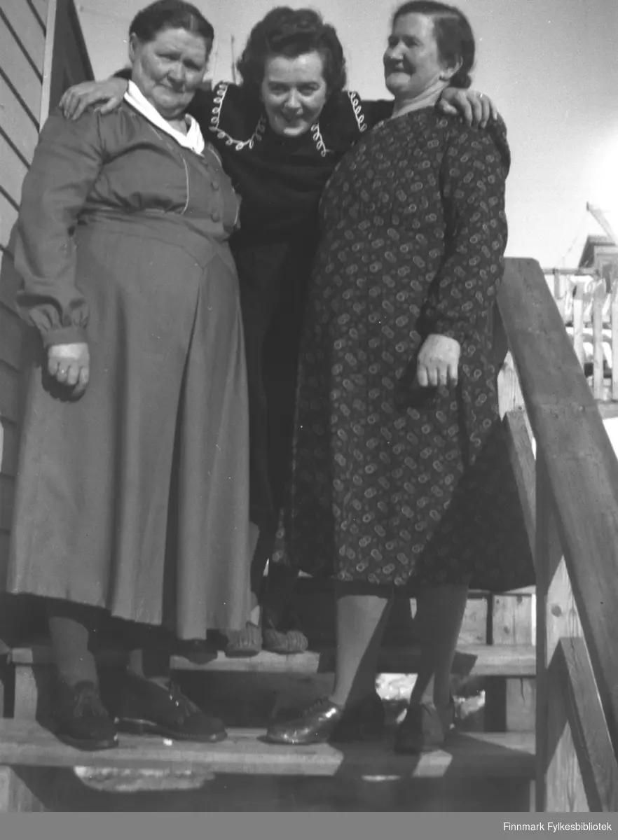 Tre kvinner på en trapp. Fra venstre: Kathinka Mikkola, hennes niese Arnhild Methi og svigerinne Nanna Methi. Nanna var mor til Arnhild. Bildet kan være tatt i Vadsø der Nanna Methi og familien bodde