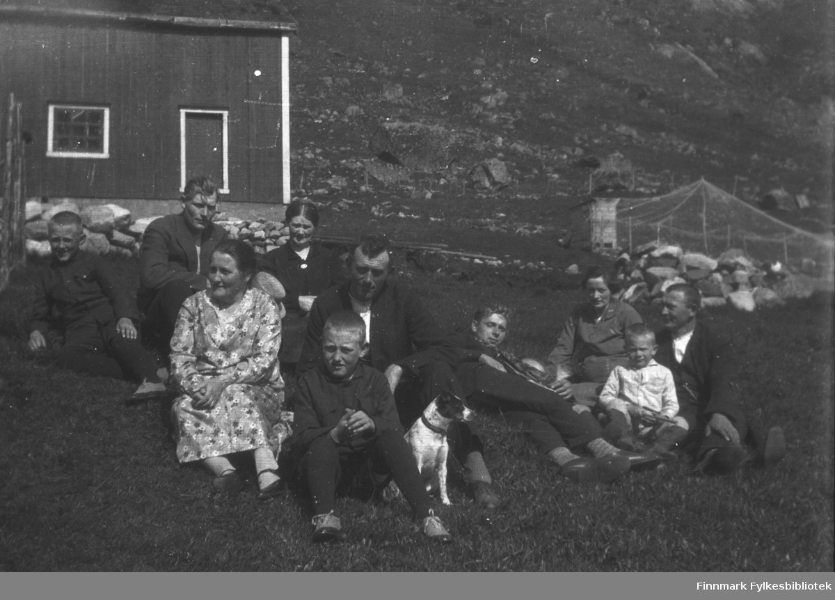Kathinka Mikkola på besøk hos familien i Skjelfjord i Lofoten. På dette bildet sitter hun som nr 3 fra venstre øverst i bildet. Mannen til venstre for henne var hennes bror, men vi vet ikke navnet hans