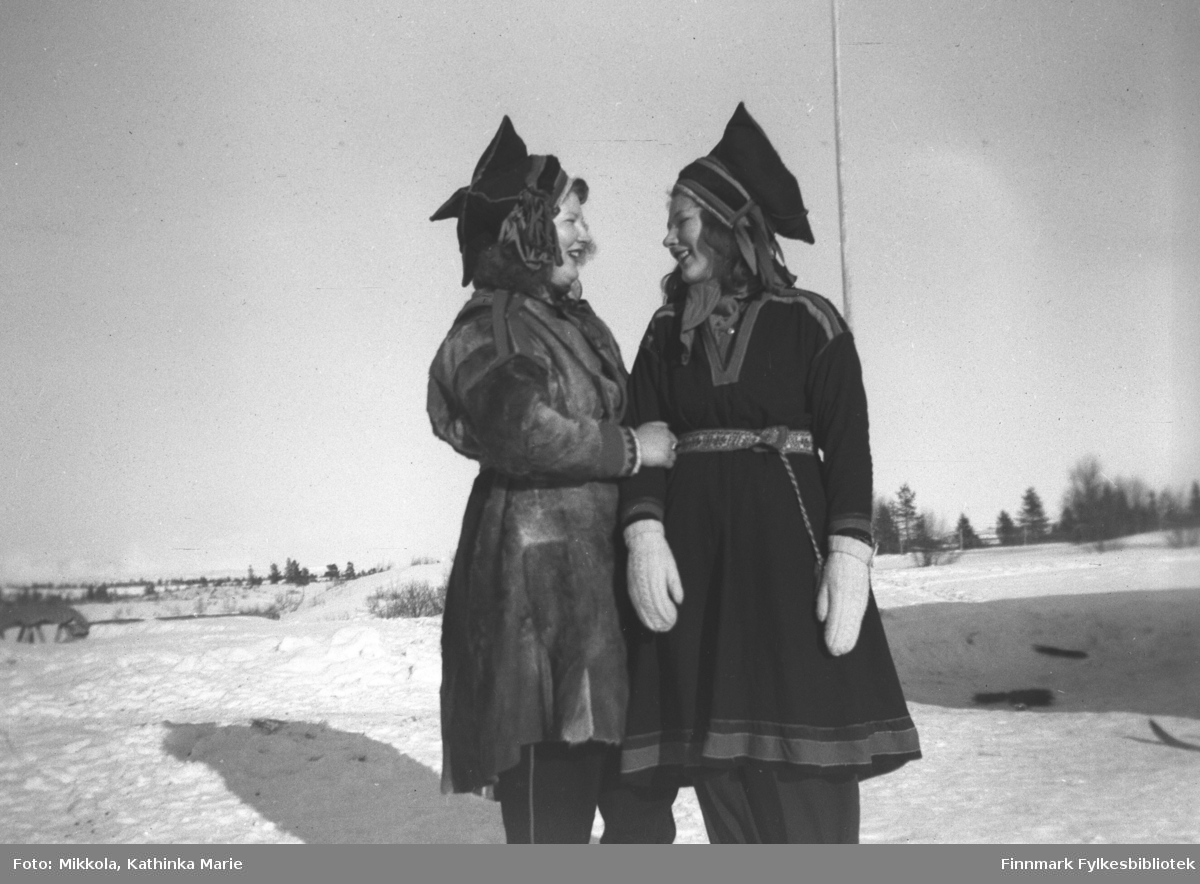 Ingrid (til venstre) og Kari Mikkola i Pakanajoki, ca. 1946-1947. Begge har stjerneluer; Ingrid har pesk og Kari samekofte