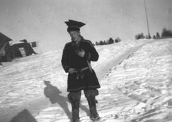 Andreas Mikkola i kofte, bellinger og med stjernelue og kniv