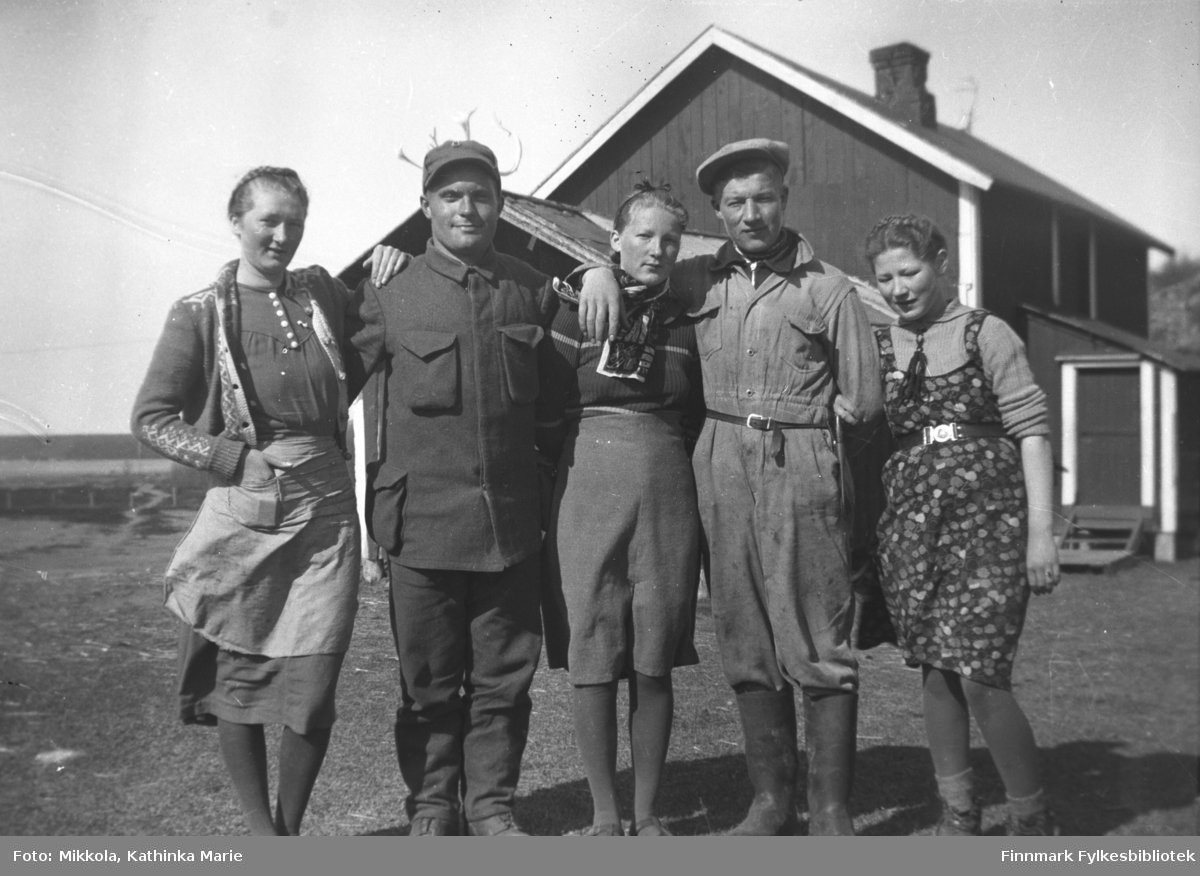 Gruppebilde tatt utenfor fjøset på Mikkelsnes. Fra venstre: Marine Mikkola, Torleif Valla, Gudrun, Andreas og Ingrid Mikkola