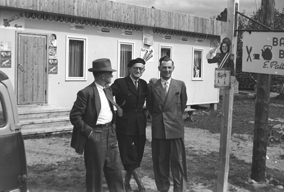 Leif Hauge(til venstre på bildet) og to ukjente menn utenfor en bar/kro i Nuorgam i Finland.