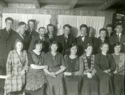 Gruppebilde av kvinner og menn fra Gravvik