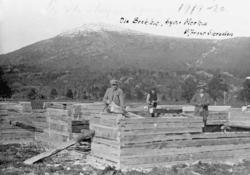 Tre menn i arbeid med bygging av Bjorli stasjon.