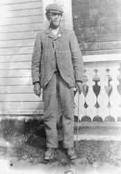 Edvard Mølmen står utenfor huset i Mølmen.