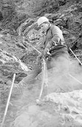 Georg Høiden borer hull til dynamitt.