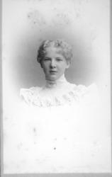 Portrett av en ung kvinne kledt i en lys eller hvit kjole me