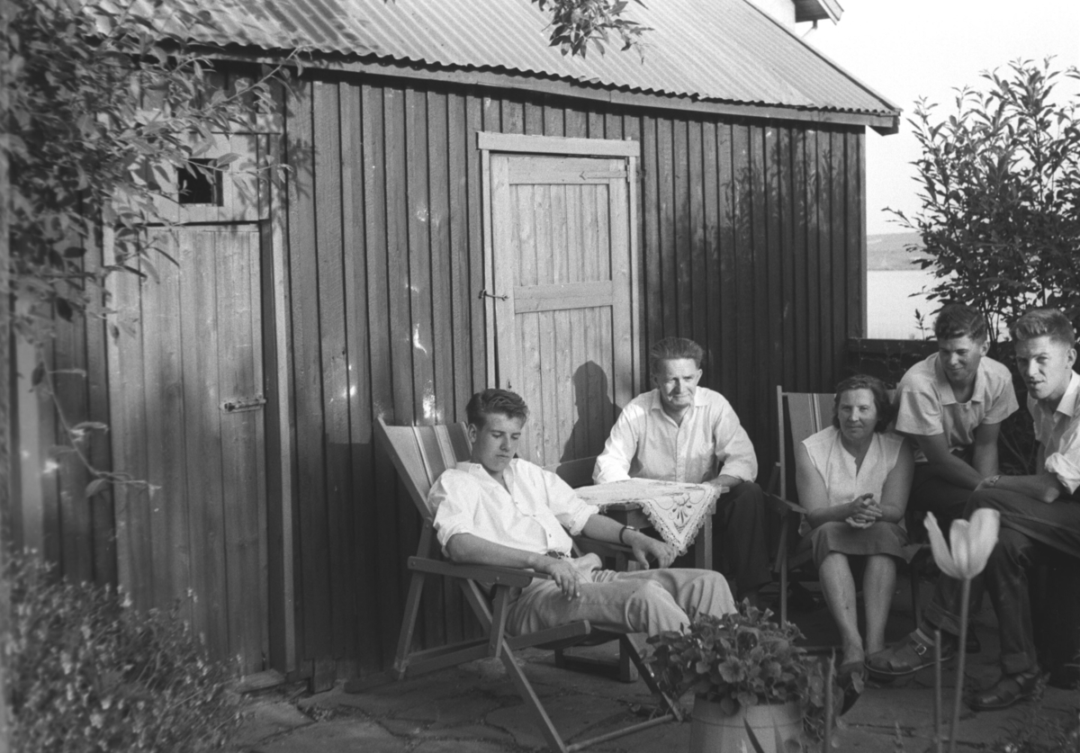Familien Hauge slapper av i hagen i Nyborgveien. De er, fra venstre: Rolf, Leif, Frida, Øystein og Tor.