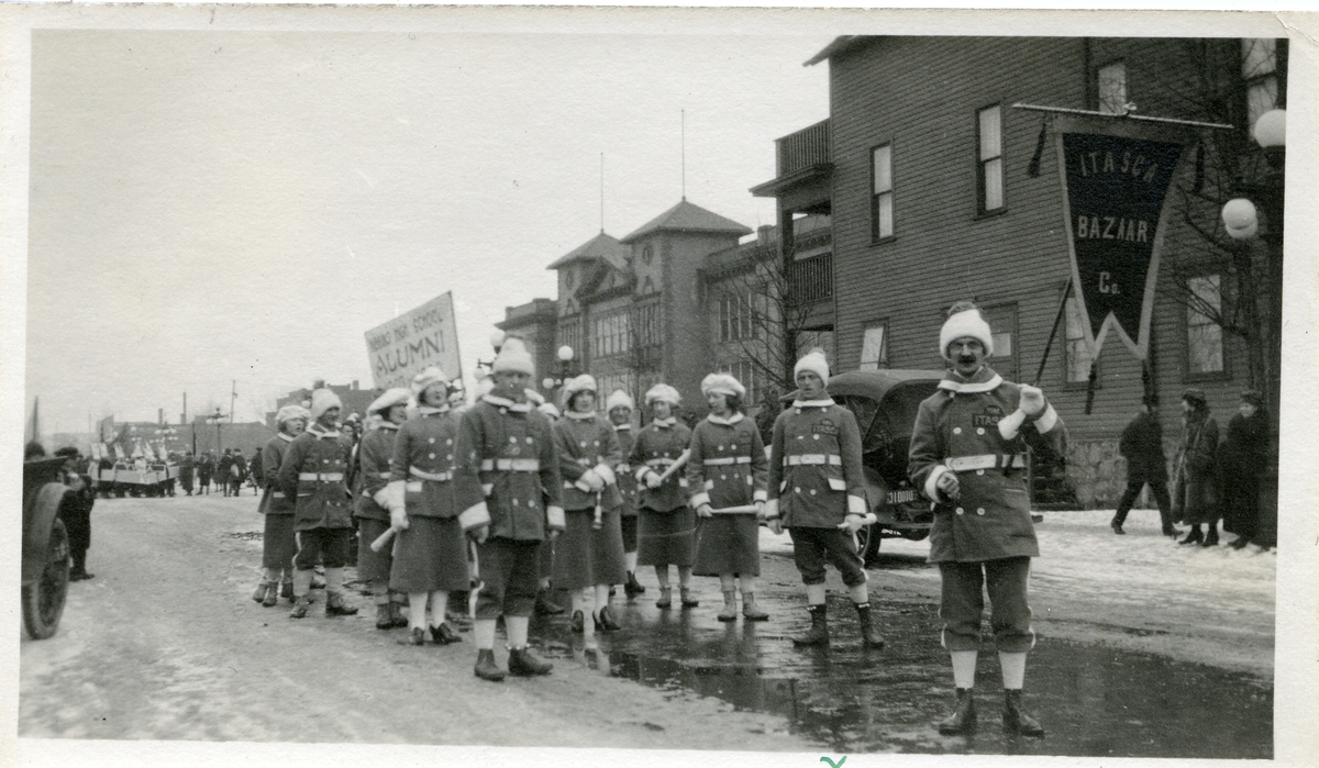 Fra en parade i Itasca, Minnesota. Tekst på bilde; "Vi gjer oss klare for paraden".