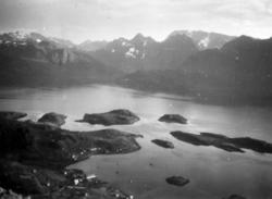 Bergsfjord sett fra Gullmundstinden. Nederst på bildet ses n