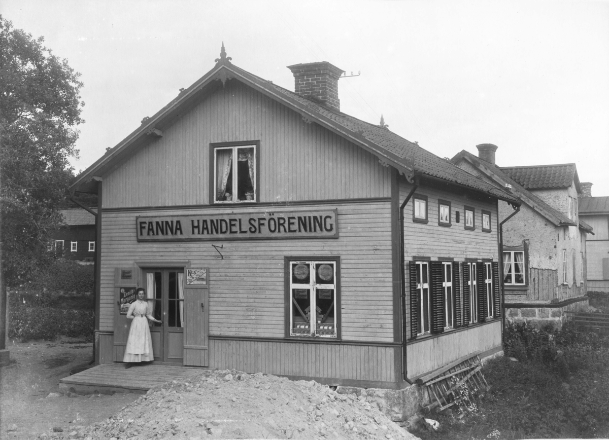 Stenarbetare E. E. Feldts (1860-1934) gård 1899-1906, Fanna Handelsförening, Litslenavägen 17, Fanna, Enköping, vy från väster, tidigast 1899.