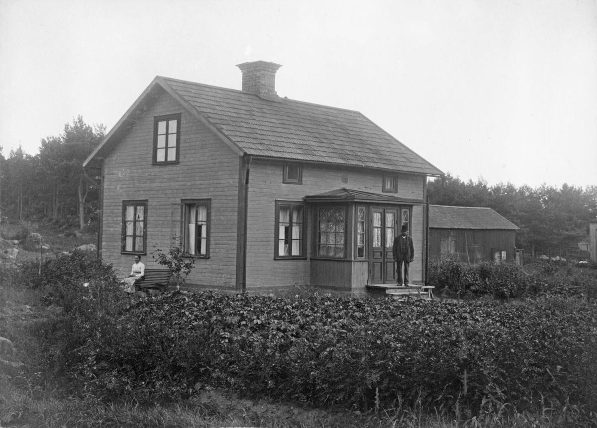 Kvinna o man vid Litslenavägen 5, Fanna, Enköping, vy från norr. Förste ägare sannolikt banvakt Anders Petter Eriksson (1832-1905).