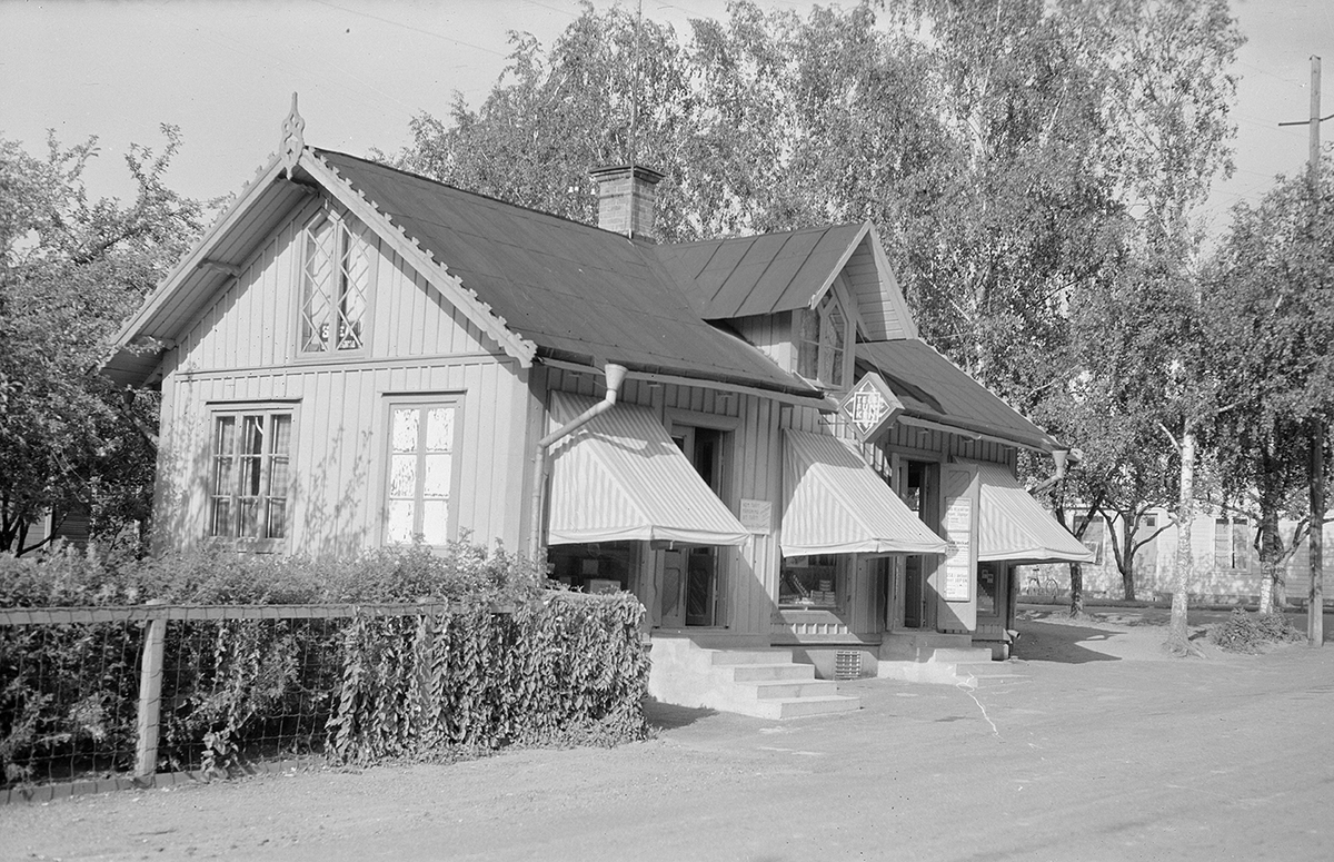 Tell cigarraffär i Malmslätt, på nuvarande Carl Cederströms gata, 1940-tal.