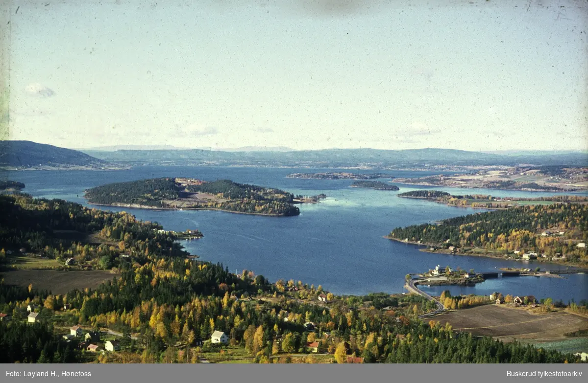 Fra Dronningvegen mot Sundvolden, Sundøya og Storøya.
Tyrifjorden
1971