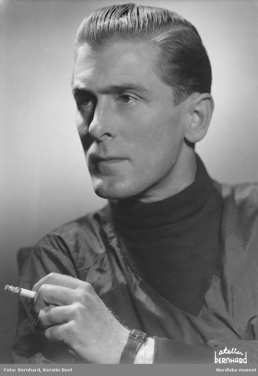 Porträtt av sångaren och schlagerkompositören  Lasse Dahlquist (1910–1979) med cigarrett i handen.