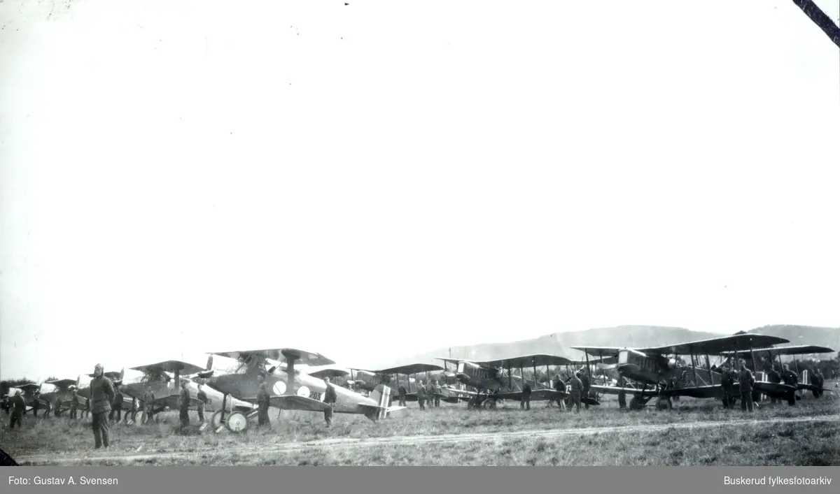 Fltbilder fra Kjeller 
S:F:A: 1924
Det norske flyvåpen på Kjeller i 1924