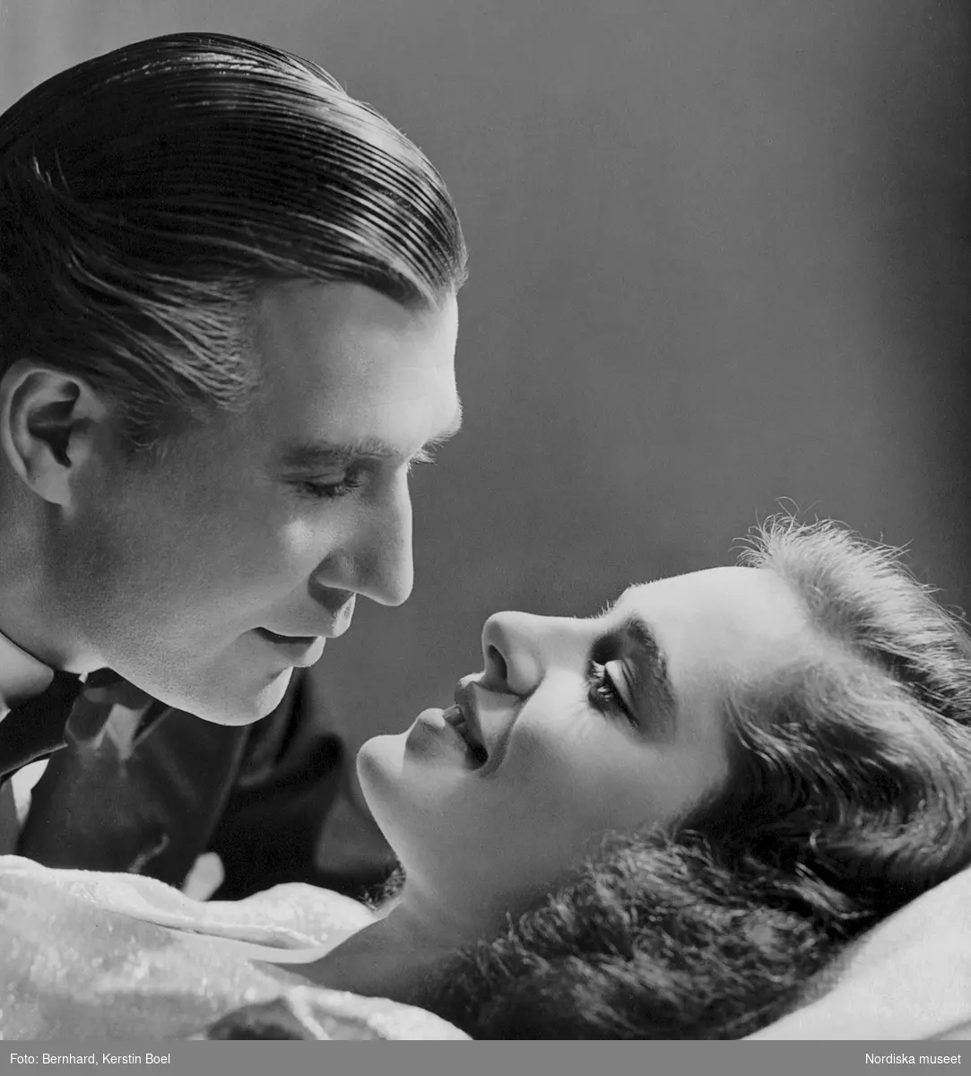 Porträtt av skådespelarna Georg Rydeberg och Viveca Lindfors. Bilden visar en kärleksscen ur Olof Molanders film Appassionata från 1944.