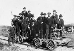 Amerikabilder, Per Mæhlum, Vallset.
Gruppebilde 16 personer