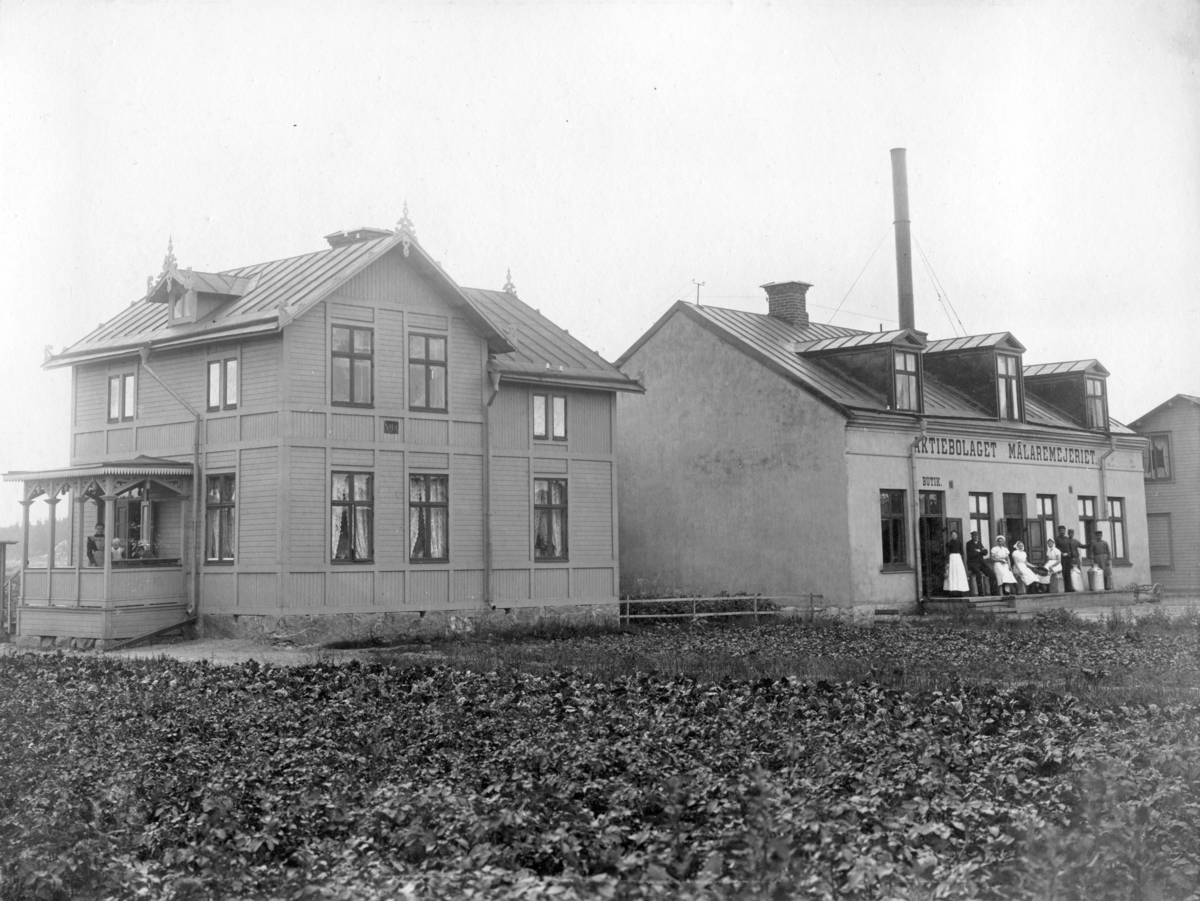 Skomakare J. A. Ekbloms gård, Östra Ringgatan 19, Enköping, samt lokal för Aktiebolaget Mälaremejeriet, Aronsborg, Östra Ringgatan 21, vy från norr, 1898-1917.