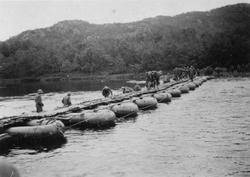 Tyske soldater krysser en elv, juni 1941