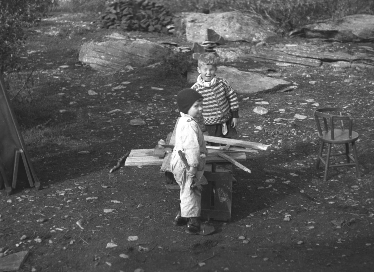 To av Hauge-brødrene leker ute i Andersbyskogen under krigen.