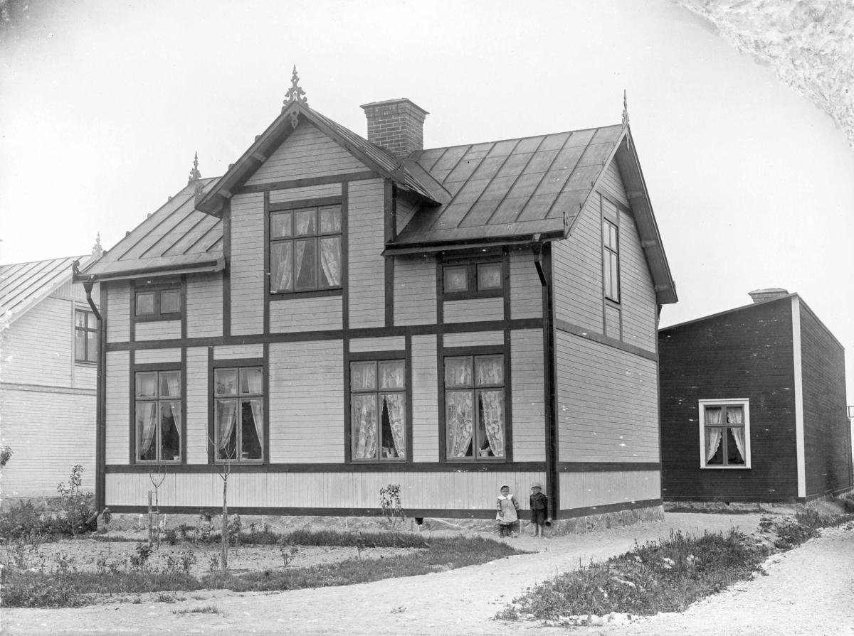 Sannolikt Emilia Fredrika Svenssons (1845-1910) gård 1903-1910, Hägnadsvägen 6, Enköping, vy från öster, tidigast 1903.