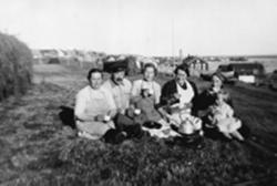 Biedilæfamilien tar en pause i slåttearbeidet. Fra venstre: 