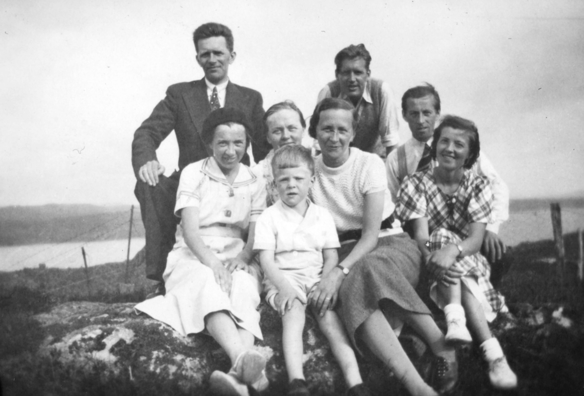 Gruppebilde fra familiealbumet til Leif Haugen. Med på bildet er tre menn, fire kvinner, og en gutt. Det er tatt på Bjorøya i Bergen