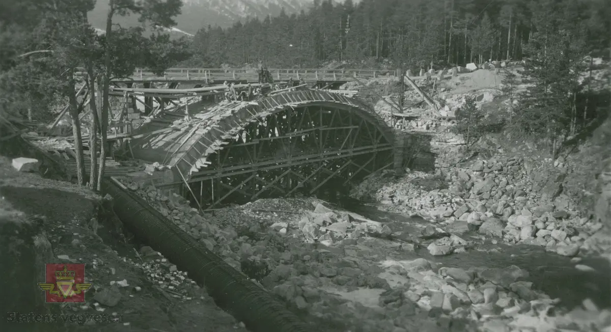 Album fra 1929-1943. Bygging av steinhvelvbru.  Jora bru over elva Jora ligger mellom Lesja og Dovre. Jora er ei grenseelv.